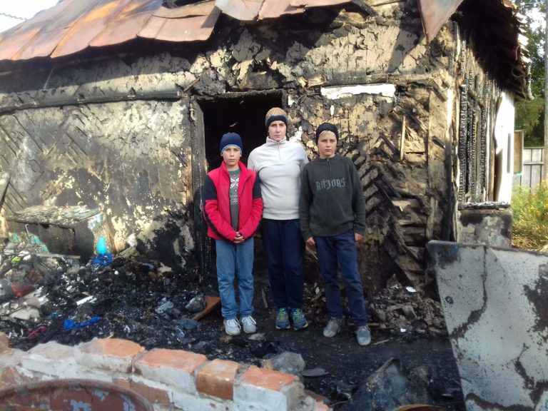 Familjen förlorade allt i branden