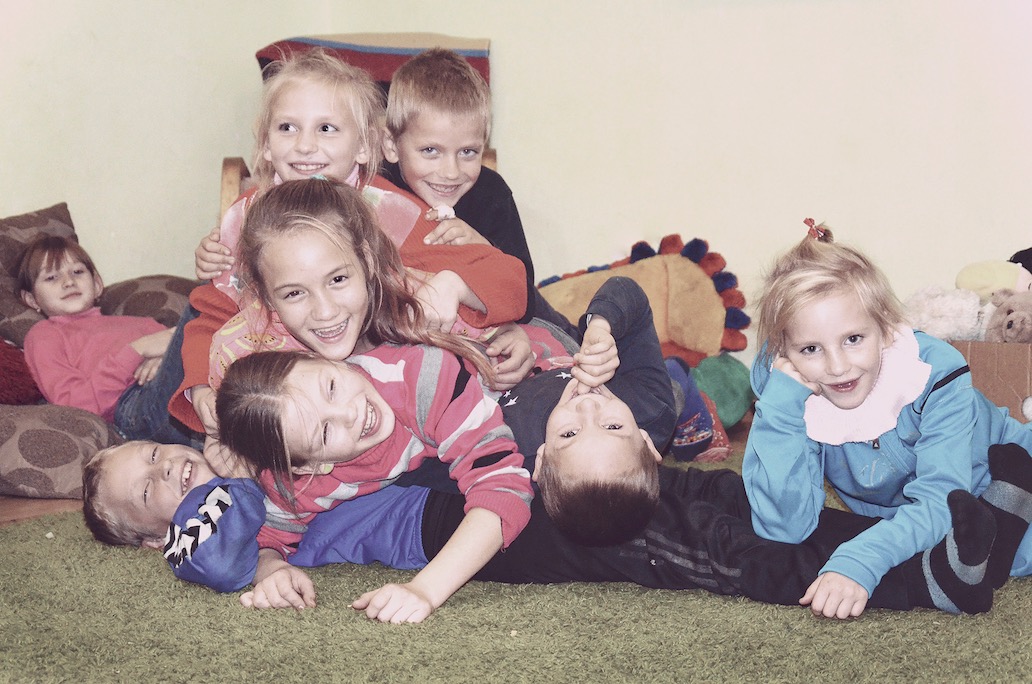 Här kommer en helg hälsning från barnen i Vännernas Hus, Ukraina