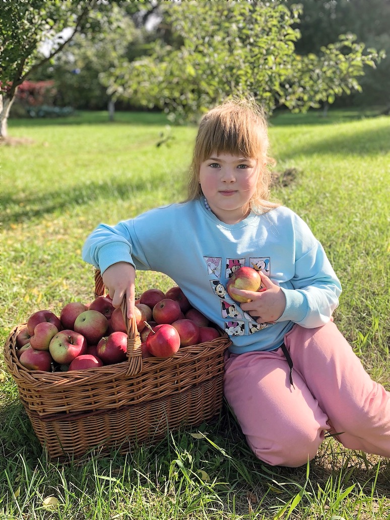 På bilden: I vännernas hus trädgård plockade Tanjusha äpplen. Där hade vi en jättebra skörd.