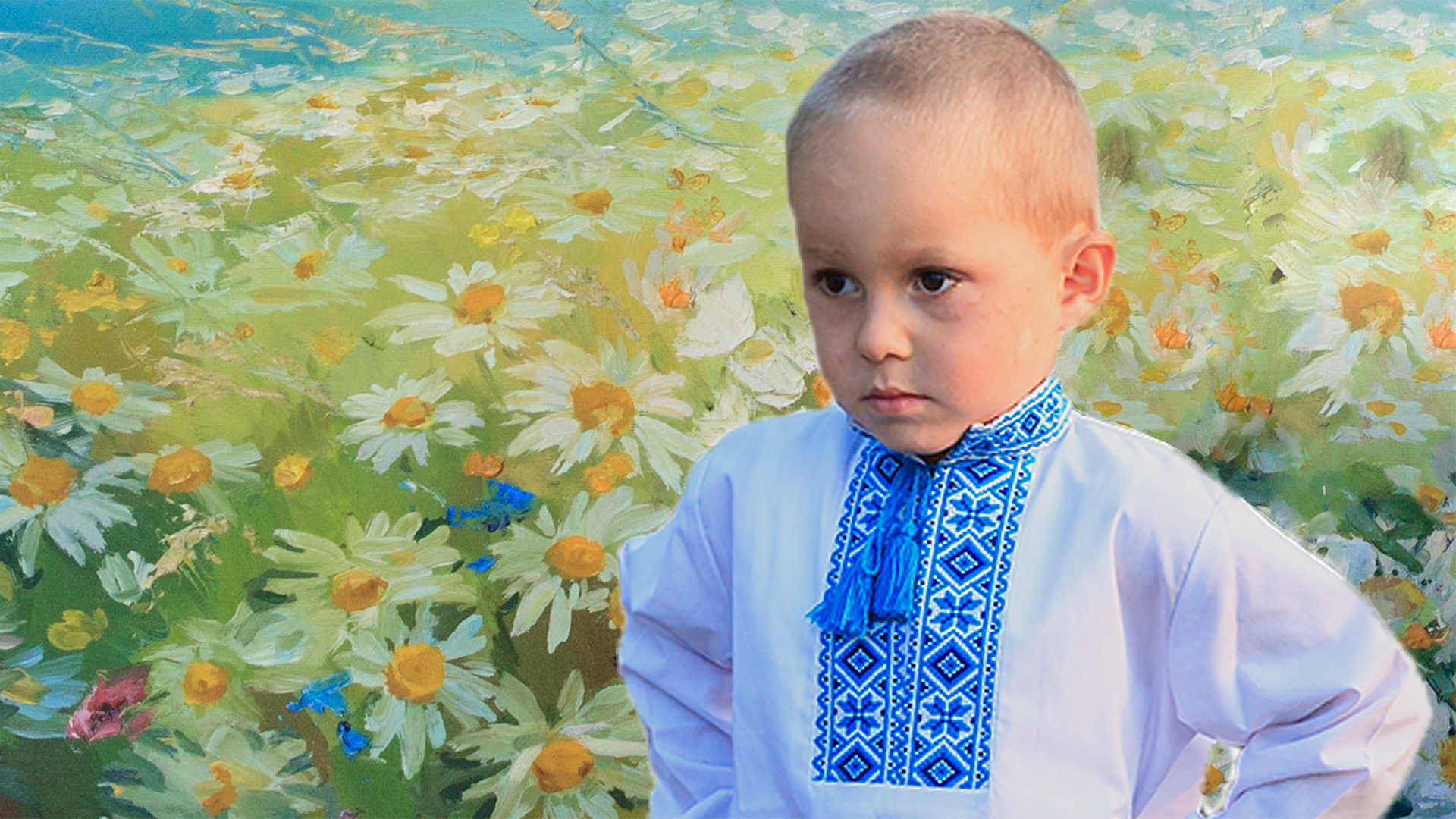 "Ukrainsk pojke klädd i traditionell ukrainsk blus står framför ett fält fullt av blommande blommor.