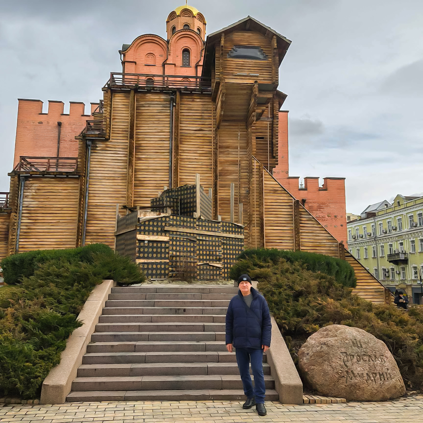 Viktor Pavlovitj, Platschef på Barnens Ambassad besökte Kyiv och här. på bilden kan du också se Gyllene portar. 