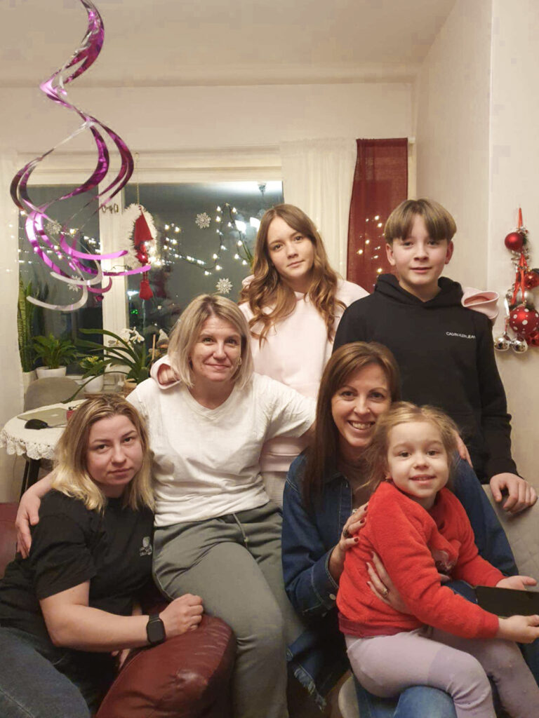 Jennifer och Timothy tillsammans med Svitlana, Emma och Tanjas familj som kom till Sverige från Ukraina 2022