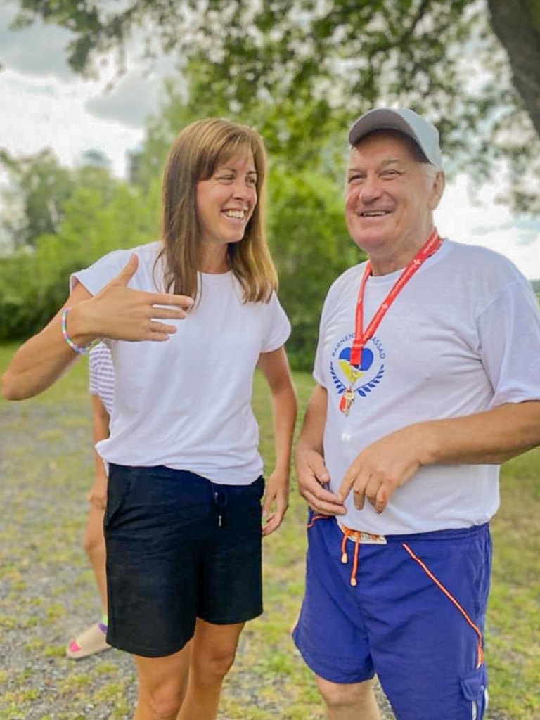 Glädje som förenar! Jennifer, ordförande för Barnens Ambassad Sverige, och Viktor, vår eldsjäl i Ukraina, delar ett skratt under fjolårets sommarläger för ukrainska barn i Sverige.